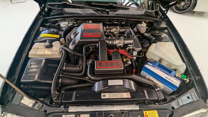 Der Reihensechszylindermotor mit vier Ventilen pro Zylinder hat einen Hubraum von 3,6 Litern und erreicht durch die Aufladung mit zwei parallel geschalteten Turboladern eine Leistung von 277 kW (377 PS). Das maximale Drehmoment beträgt 557 Nm. Das Antriebsmoment wird über das ZF S6-40 Getriebe übertragen, das auch in der Corvette C4 ZR-1 zum Einsatz kam. (Bild: Dominsky – VCG)