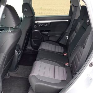 4. Das Platzangebot: Dabei ist der CR-V eigentlich für lange Reisen wie geschaffen. Das Platzangebot ist fürstlich und die Sitze vorn und hinten sehr bequem. Doch wie sich der Antrieb mit einem vollbesetzten und -gepackten CR-V auf einem Alpenpass anstellt, das möchte man lieber nicht wissen. (Bild:  Rosenow/»kfz-betrieb«)