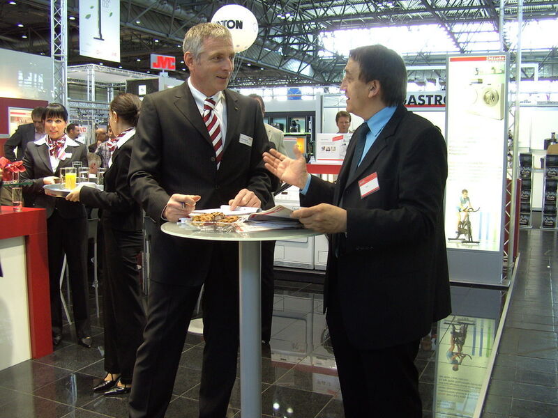 Euronics-Fachhändler Martin Bock lässt sich vom Miele-Vertreter beraten. (Archiv: Vogel Business Media)