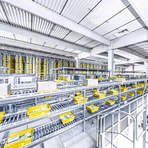 Im Distributionszentrum von KNV sind insgesamt 21 km Karton- und Behälterfördertechnik installiert.(Bild:  SSI Schäfer)