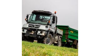 Unimog U 423 im Gelände mit einem Kippanhänger. (© Daimler AG)