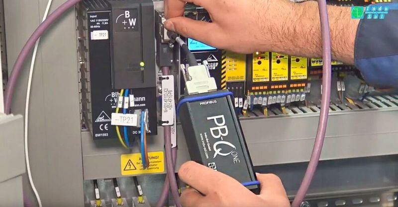 Anstecken, messen, fertig – und sich dann nicht noch durch eine Vielzahl unverständlicher Tabellen und Diagramme arbeiten müssen. Wer schon einmal eine Qualitätsanalyse in einem
industriellen Netzwerk durchgeführt hat, weiß um den Wert schneller und präziser Diagnosen, die
die Aufgabe der Instandhaltung erleichtern, anstatt sie unnötig zu verkomplizieren. Mit dieser
Motivation hat die Indu-Sol GmbH mit dem PB-QONE ein multifunktionales Messgerät für PROFIBUS-Netzwerke entwickelt, das einfach und intuitiv bedienbar ist. 
Durch übersichtliche Anzeigen, einfache Qualitätsdiagnosen nach dem Ampelprinzip und vielen weiteren Komfort-Funktionen können Messungen mit dem PB-QONE auch bei nur gelegentlicher Benutzung und ohne großes Vorwissen effizient durchgeführt werden. Auf diese Weise lassen sich Physik und Kommunikation des PROFIBUS-Netzwerks in Sekundenschnelle bewerten.
Indu-Sol auf der SPS IPC Drives 2018: Halle 5, Stand 5-411 (Indu-Sol)