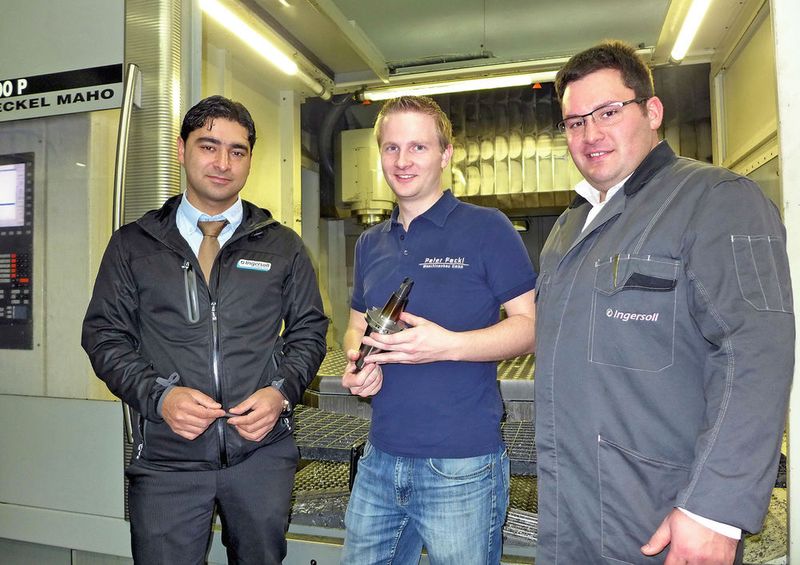 Suvat Yildirim (Produktmanager Werkzeug und Formenbau Ingersoll), Christian Falterer (Meister Fräserei Peter Feckl Maschinenbau) und Simon Dotzler (Beratung und Verkauf Ingersoll) besprechen das positive Ergebnis der Testbearbeitungen mit dem Vollkeramik-Schaftfräser (von links). (Ingersoll)