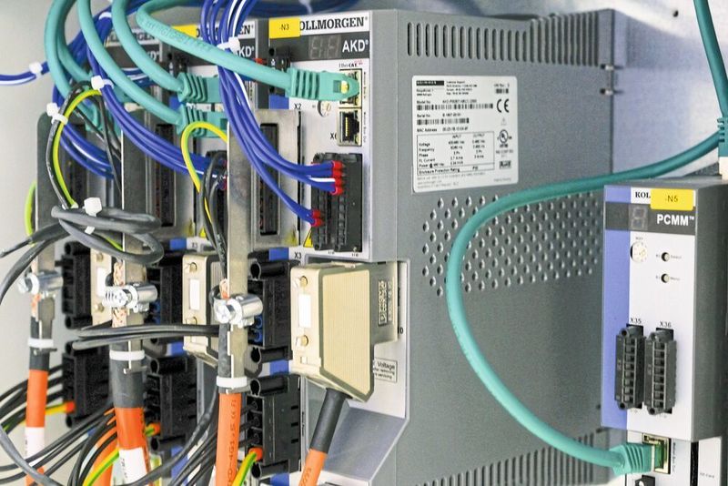 PCMM Motion Controller und AKD: Die Kombination aus Motion Controller PCMM und Servoverstärkern AKD bildet bei Breyer einen kompakten und leistungsstarken Motion-Control-Verbund. (Kollmorgen)