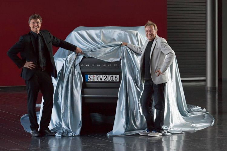 Mehr gab es bisher vom neuen SUV nicht zu sehen: PR-Chef Marco Dalan links und Vize-Chef Karlheinz Knöss ließen nur einen kurzen Blick zu.  (Foto: Borgward)