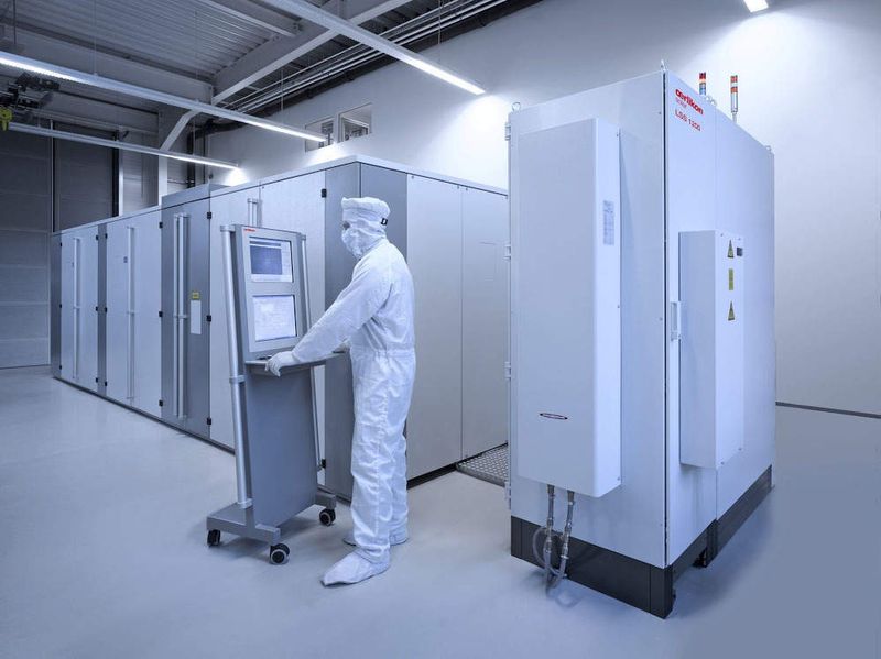 Schmutz schmälert den Wirkungsgrad. Deshalb findet die Dünnschichtproduktion in Reinräumen statt.  Bild: Oerlikon Solar) (Archiv: Vogel Business Media)
