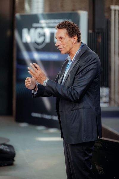 Prof. Dr. Dr. h.c. Julian Nida-Rümelin eröffnete die zweitägige Konferenz mit philosophischen Thesen zur digitalen Ethik und zum Umgang mit Künstlicher Intelligenz. (Bild: Vogel IT-Akademie)