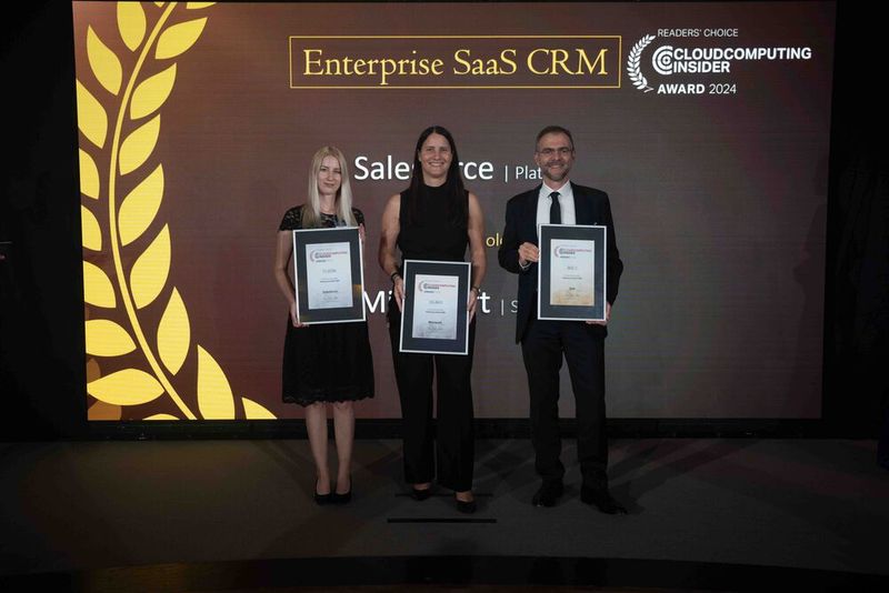 Edith Wittmann (M.) von Microsoft darf noch einmal auf die Bühne und Silber in der Kategorie „Enterprise SaaS CRM“ mitnehmen. Für Gold-Gewinner SAP nimmt Pascal Prassol den Preis entgegen. Salesforce gewinnt Platin, vertreten durch unsere Award-Fee Paulina. (Bild: Manuel Emme Fotografie)
