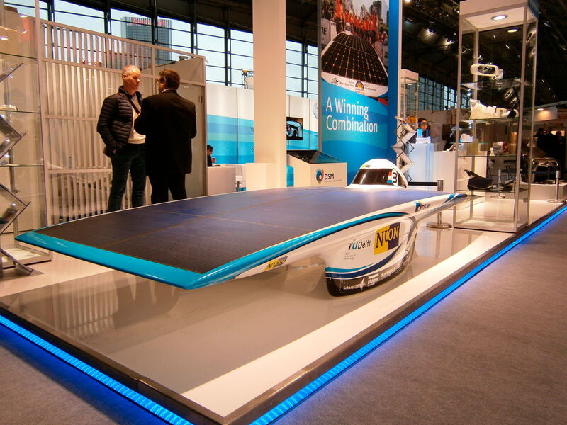 Solarmobil, gefertigt auch durch additive Methoden, das buchstäblich wie ein Brett auf der Straße liegen dürfte... (Bild: Königsreuther)