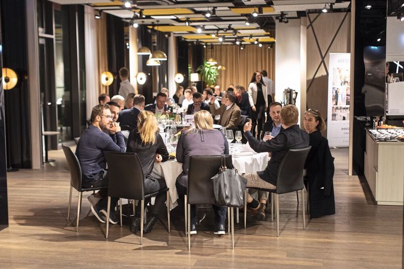 Netzwerkabend im Innside Hotel Leipzig im Anschluss an die Werksführung bei Porsche. (Bild: Max Niemann)