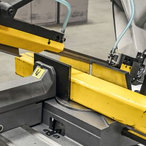 Gehrungsschnitte von rechts 45° bis links 60° sind auf der Easycut 275.230 DG von Bomar stufenlos einstellbar.