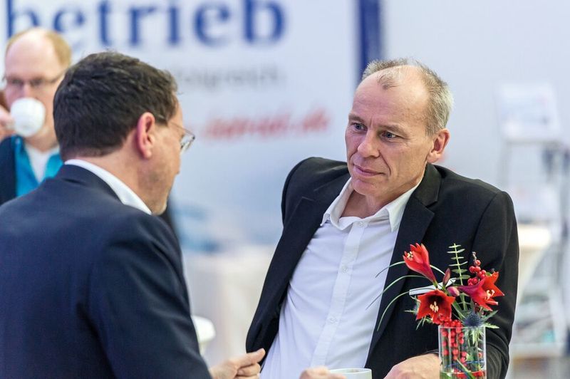 Marc Gounaris von Dekra (links) unterhält sich hier mit Professor Dr. Stefan Bratzel.  (»kfz-betrieb«/Rainer Wengel)