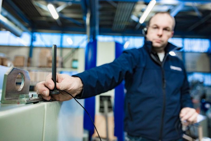 Perfekt vernetzt: Die Feintool-Pressen des Typs HFA plus/speed und XFT werden mit einer Mobilfunkverbindung für Feinmonitoring ausgerüstet. (Vodafone/Bertram Bölkow)