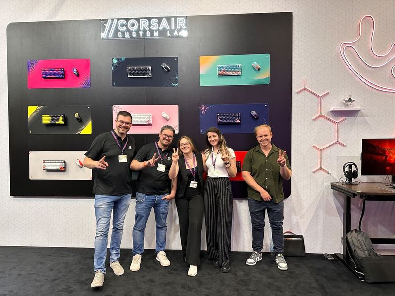 (v. l.) Sebastian Kriegel und Marco Jung (Corsair), Leonida Reci, Sarina Gmür und Charly Engelhardt (Littlebit) freuen sich schon auf das Abendessen. (Bild: Vogel IT-Medien GmbH)