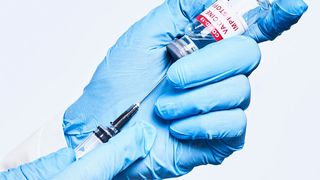 Ampulle und Spitze mit Covid-19-Impstoff (Tim Reckmann)