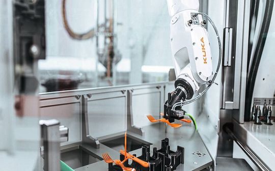 DC-Antriebe erlauben in Produktionsrobotern wie von Kuka eine genauere Steuerung und  schnellere Reaktionszeiten.(Bild:  Kuka Group)