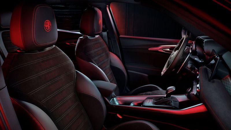 Der Innenraum des neuen Tonale ist von der Rennsporthistorie der Marke inspiriert.  (Bild: Alfa Romeo/Stellantis)