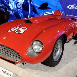 Platz 2: Bei einer Auktion im Rahmen der Monterey Car Week 2022 erzielte dieser 1955er Ferrari 410 Sport Spider einen Erlös von stolzen 22 Millionen Dollar. Gerade einmal drei Stück des 12-Zylinder-Rennwagens wurden gebaut. (Bild:  RM Sotheby's)