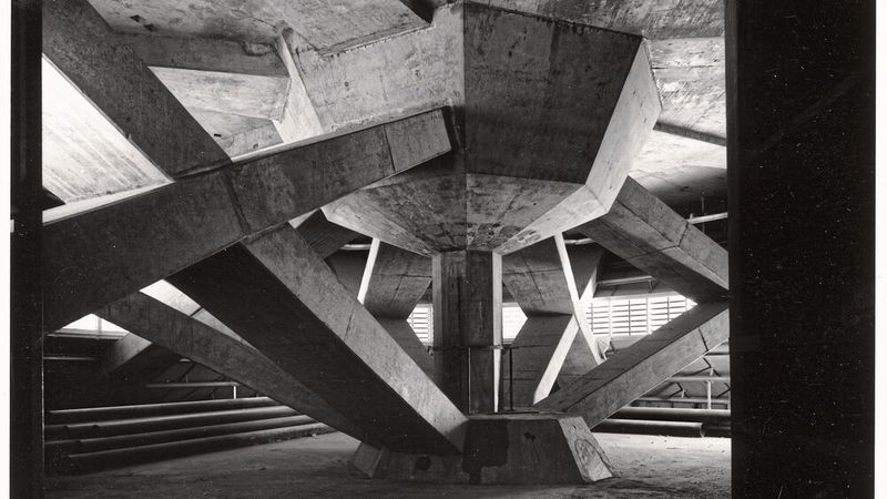 Die vier Zylinder stehen nicht auf dem Boden, sondern hängen an den markanten Kragarmen. Sie ragen aus den vier Stahlbetonrohren heraus, die den Kern des Gebäudes bilden und in denen Leitungen, Aufzüge und Treppenhäuser untergebracht sind. (Bild: BMW)