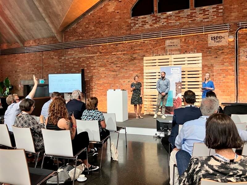 Auf dieser fand z. B. „Neue Wege des Lernens – Digitales Wissensmanagement in der Verwaltung – Ein Blick in die Praxis“ mit Christin Ankert (v. l. ), Senior Instructional Designer E-Learning, und Julian Ermert, Head of Business Unit E-Learning bei der European IT Consultancy (EITCO), statt.  (Bild: Serina Sonsalla / Vogel IT-Medien)