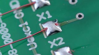 Automatisierter Prozess: Demonstratorbauteil zum Löten von Lackdrähten an Platinen (Quelle: Fraunhofer ILT) (Archiv: Vogel Business Media)