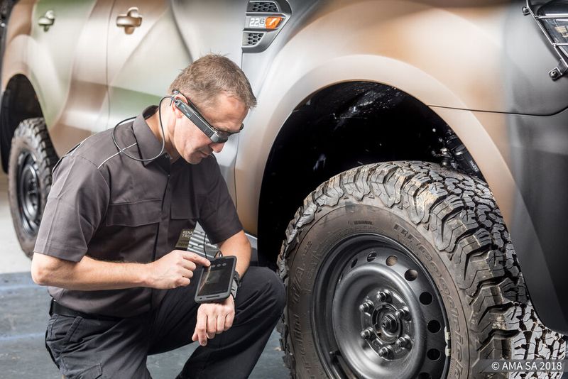 Ein wichtiges Einsatzgebiet von Datenbrillen ist die Unterstützung von Werkern und Servicekräften in der Industrie. (Bild: XpertEye)