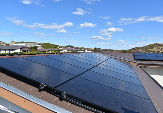Die Anlage kann mit ihren 142 Solarmodulen jährlich bis zu 60.000 Kilowattstunden Strom erzeugen.  (Bild:  Akademie am Meer)