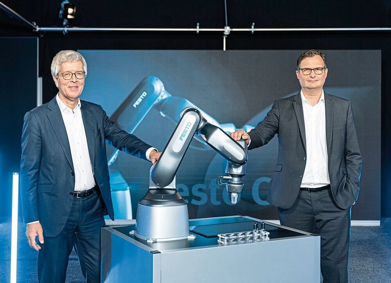 Dr. Frank Melzer, Vorstand Product and Technology Management, (li.) und Christian Tarragona, Leiter Robotics, Festo SE & Co. KG, präsentierten den ersten pneumatischen Cobot. (Festo)