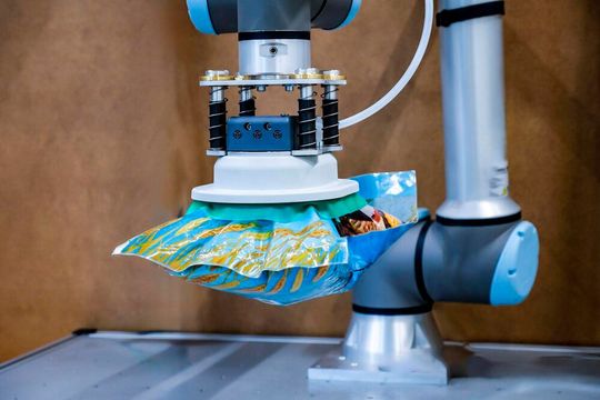 Hier sieht man, wie der neue Schmalz-Sackgreifer Pssg einen Beutel prozessicher festhält. Es handelt sich dabei um ein Leichtbausystem, das für Cobots entwickelt wurde. Bis zu 50 Kilogramm kann der Sackgreifer handeln. Lesen Sie hier, was er sonst noch „drauf“ hat ...(Bild:  Schmalz)