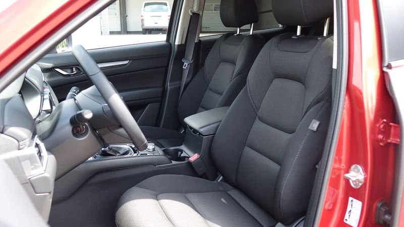 Die Sitze sind auch nach längeren Autobahn-Etappen noch bequem, wenngleich die Beinauflage etwas länger ausfallen dürfte. (Bild: Schreiner/»kfz-betrieb«)