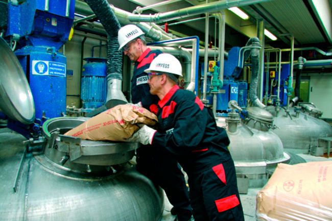 Lanxess gehört zu den Zulieferern in der Lederindustrie, die alle notwendigen Produkte für die Lederherstellung anbieten: anorganische und synthetische Gerbstoffe, Konservierungs- und Fettungsmittel, Farbstoffe und Pigmente sowie Gerberei- und Zurichthilfsmittel. (Lanxess)