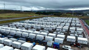 In Coalburn, rund 40 km südlich von Glasgow, wird künftig Europas größter Batteriespeicher mit einer Leistung von 1 GW das Stromnetz durch die Speicherung und Einspeisung überschüssiger erneuerbarer Energie ausgleichen. Die Inbetriebnahme wurde mit Aggregaten und Lastbänken von Aggreko sichergestellt.  (Bild: Aggreko)