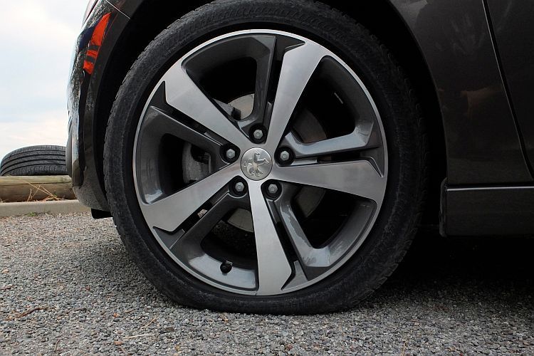 Die steife Seitenwand trägt das Fahrzeuggewicht, aber der Druckverlust ist deutlich zu sehen. (Foto: Rosenow)