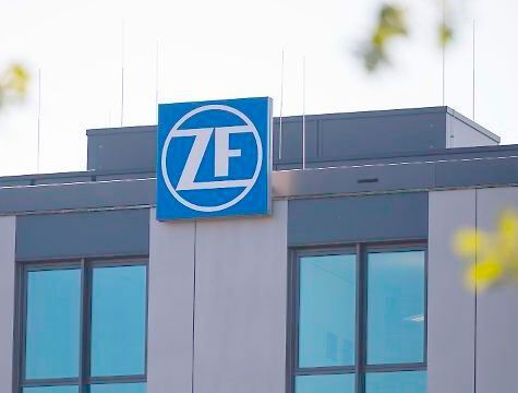Das Jobkilling bei ZF beginnt. Erste Stellenstreichungen wurden jetzt für den Standort Saarbrücken angekündigt, die man aber so sozialverträglich wie möglich durchführen will. Doch die allgemeine Lage des Standorts muss sich bessern, sonst wird es noch viel schlimmer ...(Bild:  ZF)