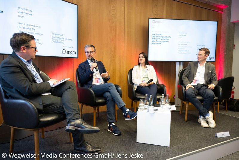 Jan Samek (mgm technology partners) moderierte ein Panel zu Low Code als Digitalisierungstreiber für und von Verwaltungen. Die Panelisten Dr. André Göbel (Präsident FITKO), Sophie Park (Senatskanzlei Hamburg / MODUL-F) und Dr. Moritz Alt (Steuerberaterkammer Nürnberg) sprachen über neue Formen digitaler Souveränität. (© Wegweiser Media & Conferences GmbH / Jens Jeske)