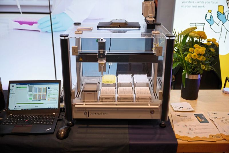 Die vielen Gesichter der Labortechnik präsentieren sich auf der LAB-SUPPLY praktisch an einem Ort versammelt. Klassiker sind Liquid-Handling-Lösungen, z.B. Pipetten oder diese Liquid Handling Station von Brand.     Mehr Infos zu den kommenden LAB-SUPPLY-Messen finden Sie auf www.lab-supply.info (Bild: EYE AM CHRIS)