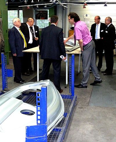 Das ist ja hochinteressant! Begutachtung eines Pkw-Seitenteils – solche Teile faszinieren halt auch immer. (Archiv: Vogel Business Media)