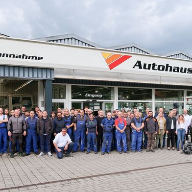 Das Bild zeigt nur rund 60 Prozent der Mitarbeiter. Vorn knieend Werner Frisch, links neben dem Hund Tochter Laura und Gattin Sieglinde. (Bild: Diehl – VCG)