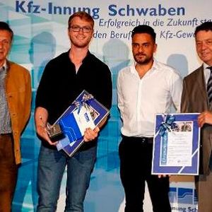 Innungssieger Kfz-Mechatroniker der Innung Schwaben: Modestus Dörle (Vorsitzender des Gesellenprüfungsausschusses, li.) und Obermeister Alois Huber (re.) gratulieren Chris Schwertberger (2.v.li) und seinem Ausbilder Erkan Yüksekcete (beide A.T.U. Auto-Teile-Unger, Augsburg). (Bild:  Innung)