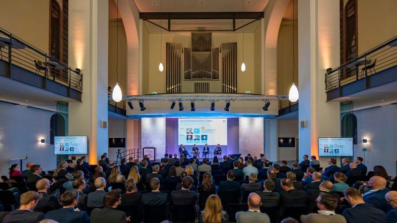 Die Orgelpfeifen über der Bühne erinnern an die frühere Nutzung des Umweltforums. Sie sind ein Relikt der krichlichen Vergangenheit. (Bild: GDA)