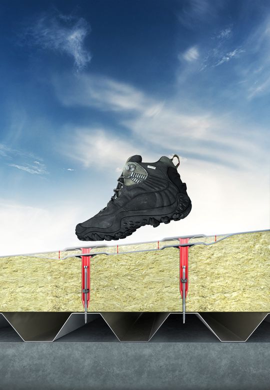 BSA verfügt über ein Teleskopkonzept. Die Tülle bewegt sich dabei nach unten, sobald eine starke Belastung auf die Dachfläche einwirkt.(Bild:  SFS)