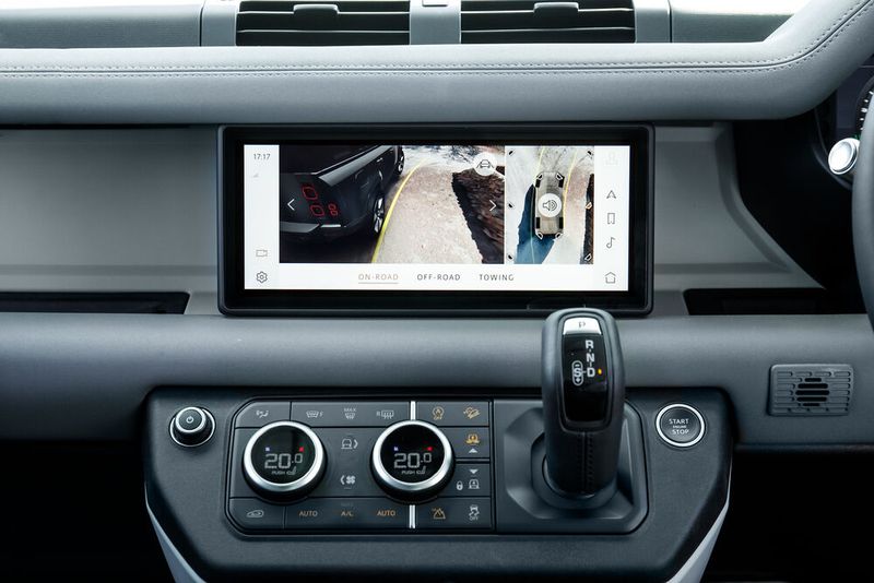 Das Infotainment ist mit Online-Navigation, eigenem App-Store und Updates „over the Air“ ausgestattet, daneben gibt es zahlreiche USB-Schnittstellen. (Bild: Land Rover)