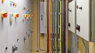 In typischen Industrieumgebungen müssen Kabel raumsparend verlegt sein, ohne die Funktion der Maschine zu beeinträchtigen. (Bild: Phoenix Contact)