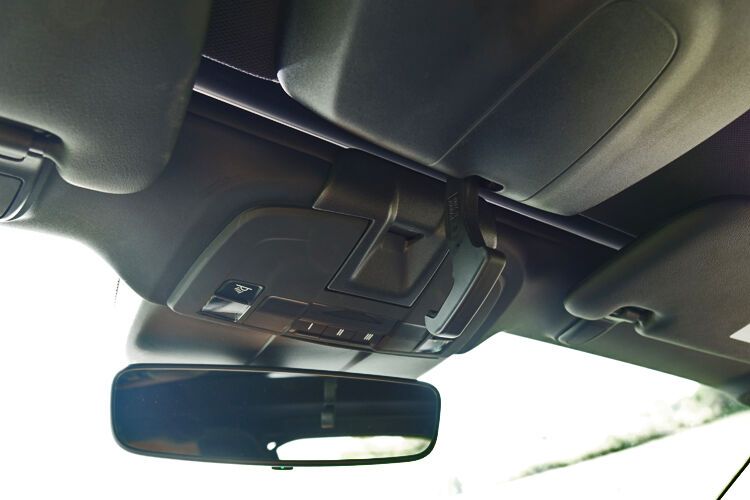 Den Weg dorthin muss man sich aber regelrecht verdienen. Zunächst wird das Dach elektronisch mit einem Schalter in der Mittelkonsole entriegelt. (Bild: Schreiner/»kfz-betrieb«)