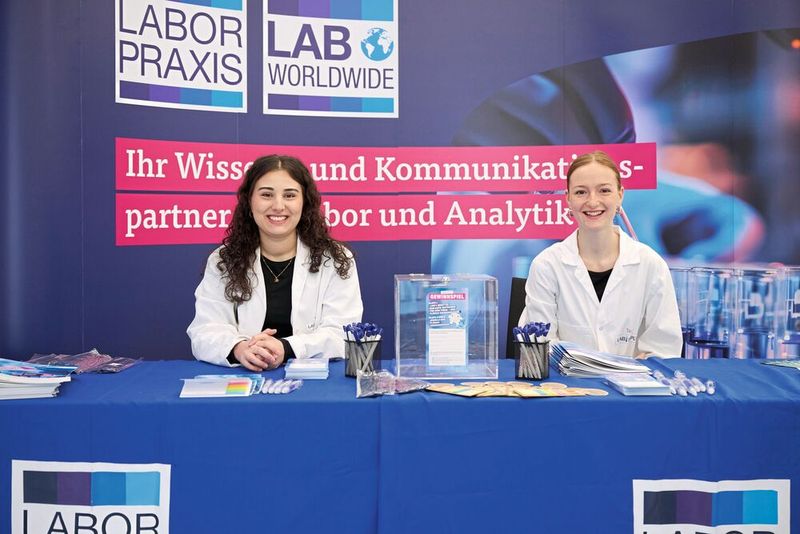 Das Hostessenteam ist bereit, die Besucher in Empfang zu nehmen. Hier lohnt sich ein kurzer Stopp. Denn die Plexiglasbox in der Tischmitte will mit Gewinnspielzetteln gefüllt werden – mehr dazu zum Ende der Bildergalerie.    Mehr Infos zu den kommenden LAB-SUPPLY-Messen finden Sie auf www.lab-supply.info (Bild: EYE AM CHRIS)