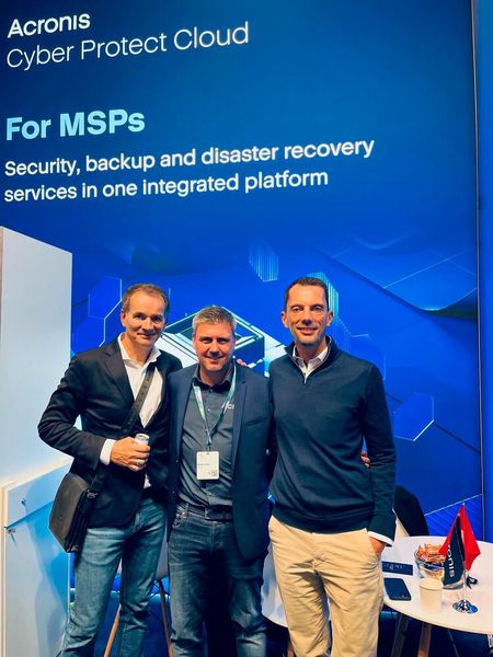 Markus Fritz (mitte, Acronis) bekommt Standbesuch von Andreas Bortoli (centron) und Henrik Fliermann (G Data). (Bild: Vogel IT-Medien)