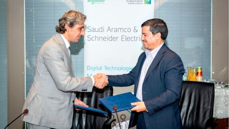Najib A. Al-Naim(Left) and Ahmad A. Al Ghamdisigning the MOU to pursue a variety of Fourth Industrial Revolution solutions under the Digital Transformation Programme. (Saudi Arabian Oil Co.)