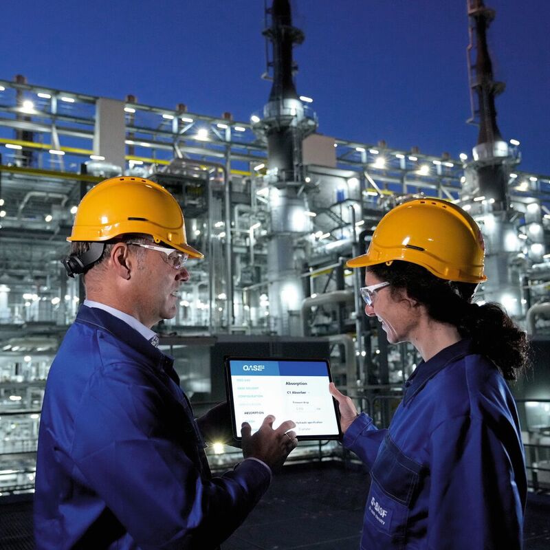 Mit der digitalen Plattform Oase connect (Foto) können BASF-Kunden den Betrieb ihrer Anlagen effizienter auslegen.Torsten Katz (links) und Agnes Dittel aus dem BASF-Gaswäsche-Team haben die digitale Plattform mitentwickelt.