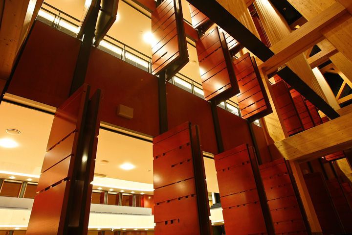 Der Konzertsaal wird von wandhohen Echokammern flankiert, die mit 188 beweglichen Akustiktüren ausgestattet sind. Ein Beckhoff Embedded-PC der Serie CX steuert, über die Relaisklemmen KL2612, die Positionen der Akustiktüren. So lässt sich die Nachhallzeit, entsprechend des von den Musikern gewünschten Resonanzeffektes, genau regulieren. Bild: Sibeliustalo/Sami Lettojärvi (Archiv: Vogel Business Media)