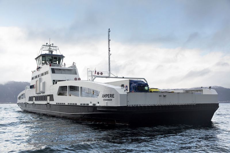 Siemens nahm in Kooperation mit dem Schiffbauer Fjellstrand Anfang 2015 die weltweit erste elektrische Auto- und Passagierfähre Ampere in Betrieb. Mit ihren drei Batteriepaketen, eines an Bord und eines in jedem Hafen, fährt sie vollständig emissionsfrei. (Siemens)